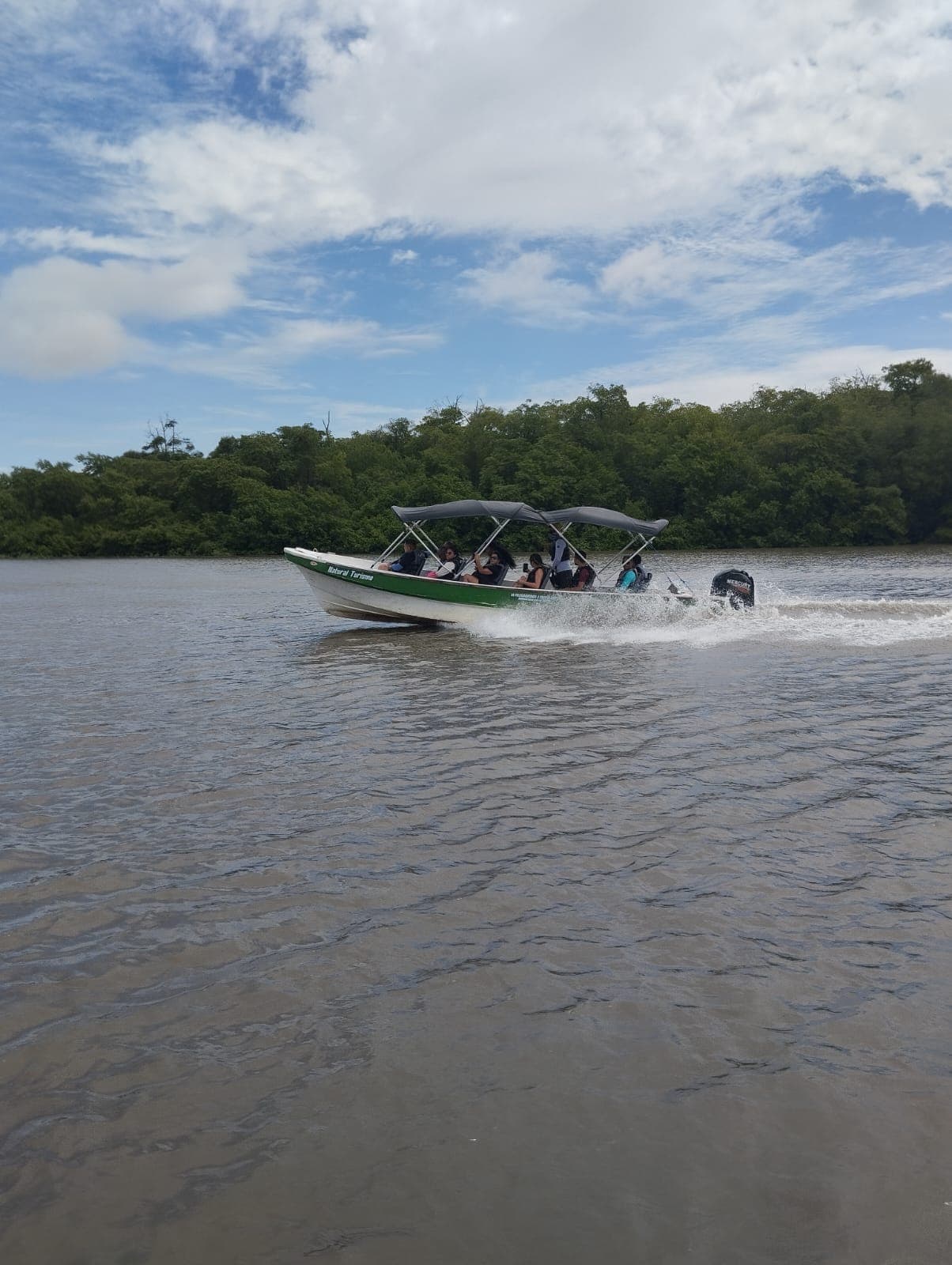 Lancha subindo o Rio Preguiças entre o mangue
